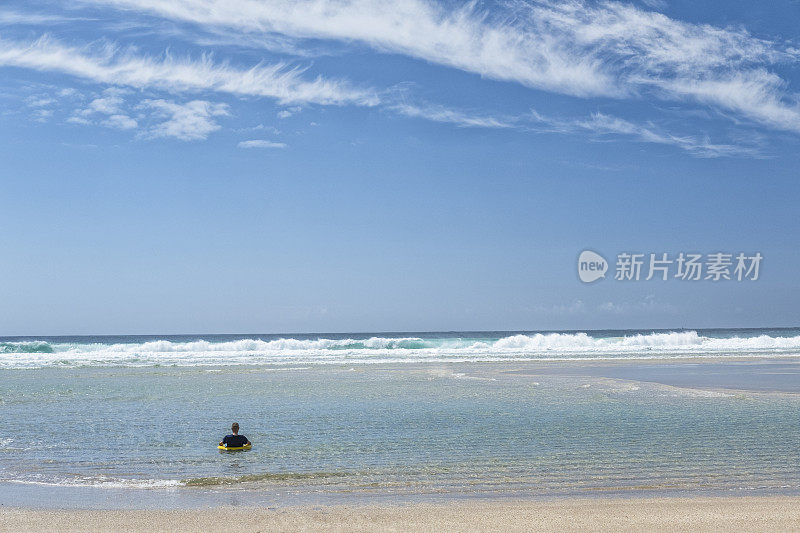 在Pedn Vounder海滩的浅海中漂浮的人